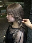 オリーブベージュにミルクティーのイヤリングカラー