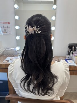 エメティ(Aimerty) 大きめカールのハーフアップ