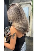 レイヤーボブハイライトブリーチレイヤーハイトーングレージュ
