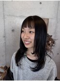 ハイレイヤー黒髪ストレートヘアオン眉バング無造作セミロング