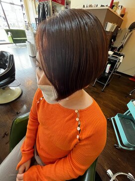 ラフ(RaF*) 赤み消しカラー×個性的×斜めバンクベリーショート刈り上げ