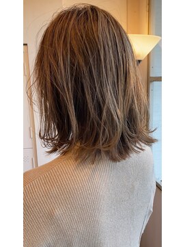 ヘアーエポック(hair epoque) 黒髪 グレーベージュ レイヤーロング 前髪パーマ外はねミディ