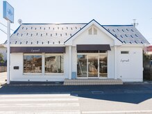 ルピナスの雰囲気（白い建物と立て看板が目印です。）