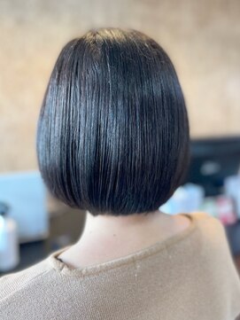 アークスヘアー 大人可愛い艶感グレージュ切りっぱなしショート