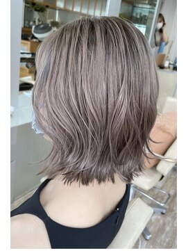 プラグ(Plug) ミディアム外ハネケアブリーチアッシュベージュ似合わせカット