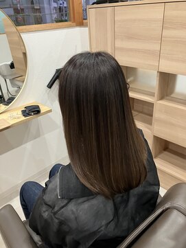 ウミトオト(umi to oto) ハイライトで白髪もカバーしおしゃれを楽しもう