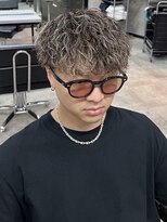 イーラ(era)&nbsp;ツイストスパイラルパーマ眉毛刈り上げツーブロックマッシュ