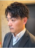 センターパート七三ツーブロックビジネススパイラルパーマ