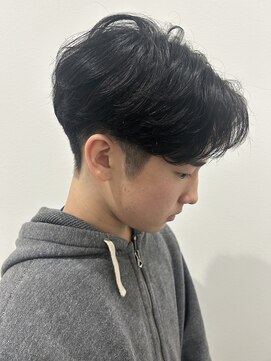 ヒュイル バイ ニアウ(Hwyl by Niau) メンズマッシュセンターパートスパイラルパーマニュアンスパーマ