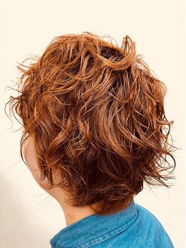 アクア ヘアー(AQUA HAIR)の写真/≪カラーをしている髪、メンズにもおすすめ≫システインパーマで、お出かけ前もスタイリングが楽に決まる♪