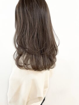 ジェム(GEM) ブリーチありのミルクベージュ・ふわっと動くレイヤーカット