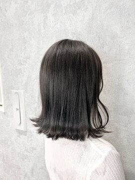 デミヘアー(Demi hair) アッシュグレージュ×外ハネ