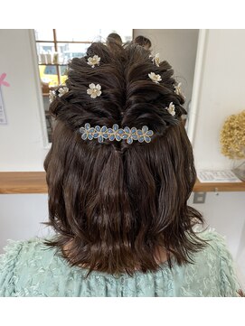 ヘアーアンドメイクアップモパ ハーフアップアレンジ
