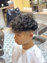 グルーマーズトウキョウ(GROOMER/S TOKYO)&nbsp;スペインカール　フェード　海外風　メンズパーマ