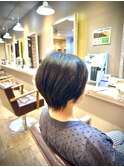 大人女性に馴染む首元すっきり上品なタイトショート