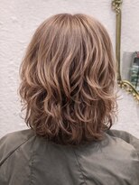 フッタ(Futta)&nbsp;ウェーブヘアスタイル×ピンクベージュ【西武新宿駅】【駅近】