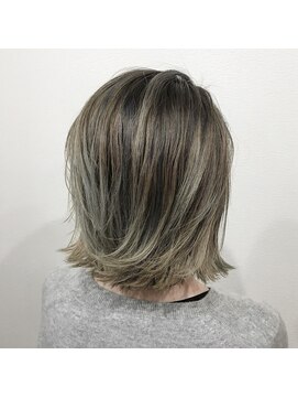 ラブロ サロン(Salon) バレイヤージュ＆ハイライトの切りっ放しボブ