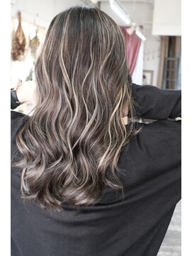 マリアナ(Mariana) ハイライトショートヘアレイヤーカットダブルカラー