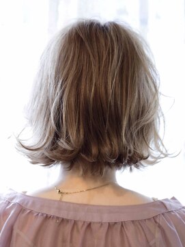 透明感ベージュカラーで魅せる大人の外ハネナチュラルボブ