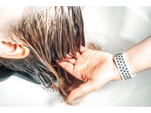 髪の膨潤を抑えて、薬剤を浸透させる。