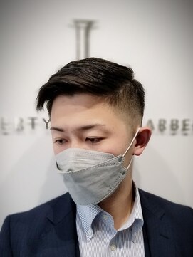 リバティシェアバーバー 銀座(LIBERTY SHARE BARBER) 【メンズ黒髪】サイドパートショートスタイル