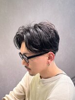 スイ(suiw)&nbsp;メガネにも合うセンターパート毛流れパーマ【suiw】昭和町