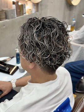 オルト(Altn) 大人の刈り上げメンズハイライト波巻きスパイラルパーマ