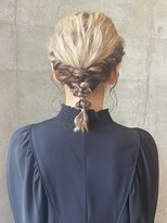 セル(CELL)&nbsp;ねじりアレンジ　インナーカラー　結婚式　卒業式　成人式