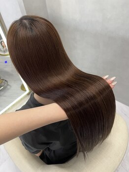 シャルム バイ アローズ 久留米店(CHARM BY AROSE)の写真/ブリーチ毛の方でも縮毛矯正OK♪髪への負担を抑えた施術で、やわらかく自然なうるツヤストレートが叶う！