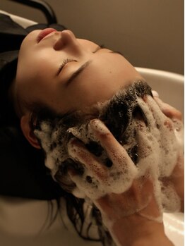 アーティザナル ニノミヤ(artisanale)の写真/【個室でリラックス◎】美髪は健康な頭皮に有り！!頭皮のケアと癒しが同時に叶うヘッドスパ◇