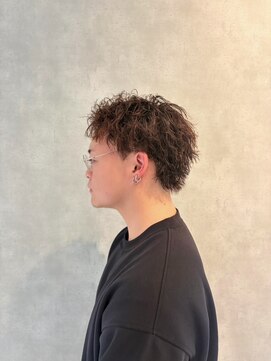 刈り上げセンターパートフェザーパーマツーブロックメンズカット