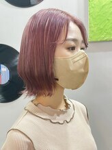 《甘すぎないピンクショート》透明感のあるピンクカラーで一気に垢抜け。外はねボブは簡単に再現可能。