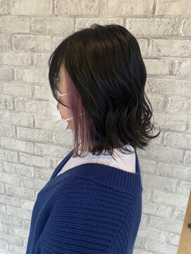 美容室 シェイプ 条里店 隠せるインナーカラー×外はねミディアム