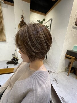 チリンバイロストシティー(Chillin by LOSTCITY) 白髪ぼかしハイライトショートボブ