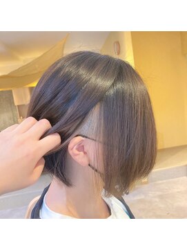 キールーム(Kir'oom) インナーカラー/刈り上げボブ/ベージュ