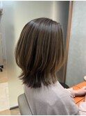 くびれカット×白髪ぼかしハイライト