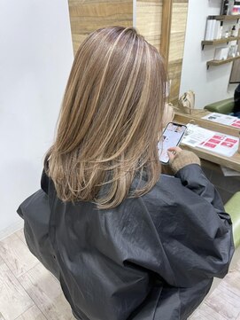 ジゼル(gisele) (稲毛)白髪をぼかしつつベージュ系のハイライト