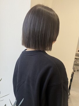 キュエム(Cuem) 【Cuem 小原】グレージュ　切りっぱなしボブ　極細ハイライト