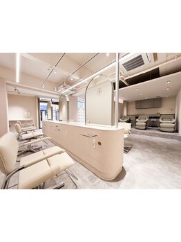 【北千住駅徒歩4分☆】内装もかわいらしく、完全個室のビオスチーム(よもぎ蒸し)完備の美容室♪