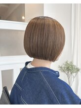 理想のフォルムコントロール、心地良い質感をカットで構成。