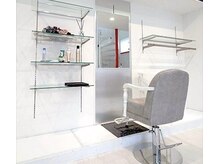 ロア(roa.)の雰囲気（一階は白基調の清潔感のある内装です）