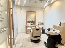 多機能の便利な椅子。シャンプー時は部屋の電気が暗くなる。足は伸ばせる。など、一気にリラックスモードに