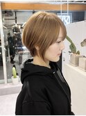 ベージュブラウン　ショートヘア
