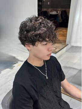 ネオリーブウリ 二子玉川店(Neolive uri) ブルーブラックフェザーパーマサーフカールセンターパート