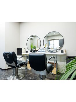 【自然なツヤと柔らかさが魅力】髪のうねりや広がりを抑えて、指通りなめらかな理想のストレートへ♪