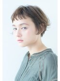 軽めのショートバングのニュアンスショートボブ