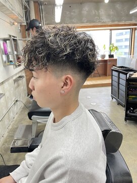 ロンド ローガン 名駅(Lond LOGAN) パーマ職人Ryuフェードスペインカールに金メッシュ