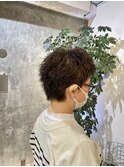 トップに軽さと動きを出したナチュラルショート。