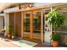 美容室フランヴェールの雰囲気（落ち着いた雰囲気の外観ではじめの方も入りやすいサロンです。）