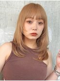 ワンカール顔周りレイヤーミディアムヘアハイトーン大人可愛い